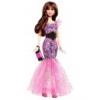 Barbie imdja bemutatni a legszebb ruhkat a kifutn Most ppen egy lila csillog sellszer ruht vett fel melyet hatalmas dvrivalgssal fogad a kznsg Barbie Fashionistas baba sttbarna hajjal l