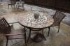 Nagyon mutats mozaikkal dsztett asztal Kivl megolds a rgi kerti asztalok feljtshoz