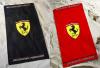 Stlusosan elegns strand trlkz a Ferrari csapat rajonginak Kzpen egy nagy Ferrari emblmval kt vgn Scuderia Ferrari logval Piros s fekete sznben is kaphat Mret 75x150 cm